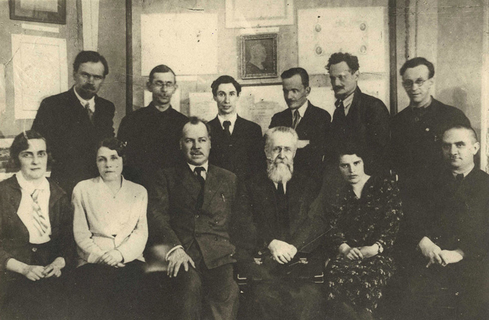 Н.И. Вавилов и сотрудники ВГО на выставке памяти Ю.М. Шокальского. 1940. (последняя фотография Н.И.&nbsp;Вавилова).