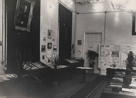 Фотографии выставки в помещении Общества памяти Ю.М.&nbsp;Шокальского. 1940&nbsp;г.