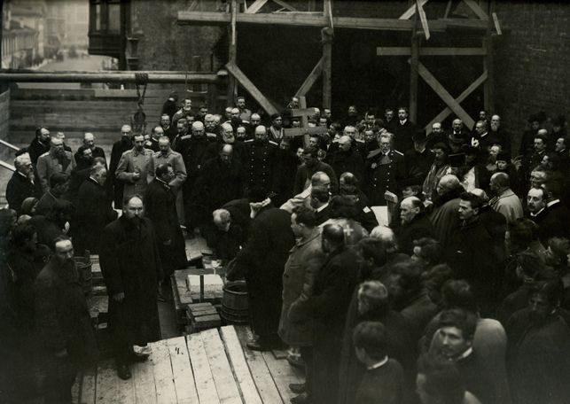 Фотографии закладки здания и молебна по случаю закладки; члены ИРГО, присутствующие на закладке. 1907 г.