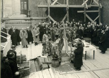Фотографии закладки здания и молебна по случаю закладки; члены ИРГО, присутствующие на закладке. 1907 г.